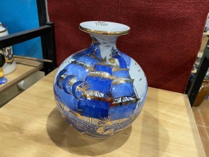 Bình hút tài lộc men lam cổ cảnh Thuận Buồm Xuôi Gió vẽ vàng 24k, cao 25cm