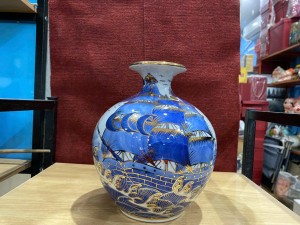 Bình hút tài lộc men lam cổ cảnh Thuận Buồm Xuôi Gió vẽ vàng 24k, cao 25cm