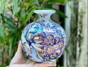 Bình hút tài lộc men lam cảnh Công Đào vẽ vàng 24k, cao 16cm