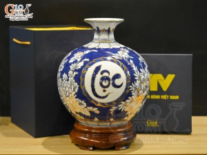 Bình hút tài lộc men lam nền băng cảnh Phúc Lộc Thọ vẽ vàng 24k in logo VTV, cao 25cm