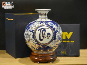 Bình hút tài lộc men lam nền băng cảnh Phúc Lộc Thọ vẽ vàng 24k in logo VTV, cao 25cm