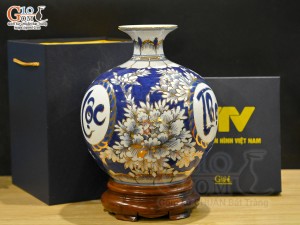 Bình hút tài lộc men lam nền băng cảnh Phúc Lộc Thọ vẽ vàng 24k in logo VTV, cao 25cm