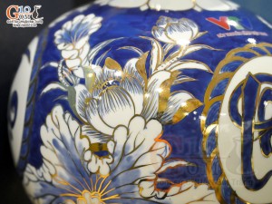 Bình hút tài lộc men lam nền băng cảnh Phúc Lộc Thọ vẽ vàng 24k in logo VTV, cao 25cm