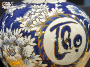 Bình hút tài lộc men lam nền băng cảnh Phúc Lộc Thọ vẽ vàng 24k in logo VTV, cao 25cm