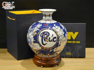 Bình hút tài lộc men lam nền băng cảnh Phúc Lộc Thọ vẽ vàng 24k in logo VTV, cao 25cm