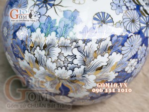 Bình hút tài lộc men lam cảnh chữ Thọ ngàn hoa vẽ vàng 24k, cao 30cm