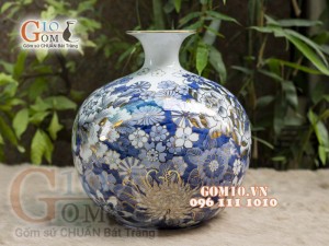 Bình hút tài lộc men lam cảnh chữ Thọ ngàn hoa vẽ vàng 24k, cao 30cm