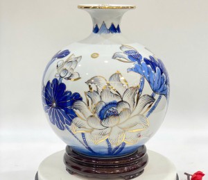 Bình hút tài lộc men lam vẽ liên hoa cát tường, cao 25cm Bình hút tài lộc men lam vẽ liên hoa cát tường, cao 25cm