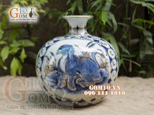 Bình hút tài lộc men lam cảnh Tam Hợp vẽ vàng 24k, cao 30cm