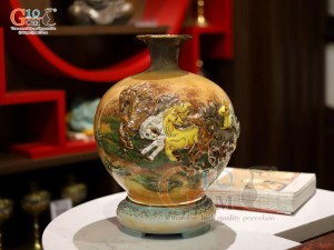 Bình hút tài lộc men loang nâu đắp nổi Mã Đáo Thành Công vẽ vàng 24k, cao 30cm