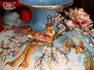 Bình hút tài lộc men loang xanh đắp nổi Công Đào Phú Quý vẽ vàng 24k, cao 30cm