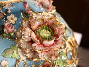 Bình hút tài lộc men loang xanh đắp nổi Công Đào Phú Quý vẽ vàng 24k, cao 30cm