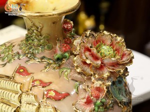 Bình hút tài lộc men loang xanh đắp nổi Thuận Buồm Xuôi Gió vẽ vàng 24k, cao 35cm