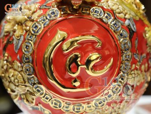 Bình hút tài lộc men màu đỏ đắp nổi Hoàng Long Nhả Ngọc vẽ vàng 24k, cao 28cm