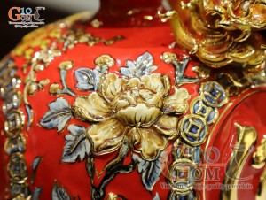 Bình hút tài lộc men màu đỏ đắp nổi Hoàng Long Nhả Ngọc vẽ vàng 24k, cao 28cm