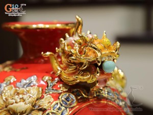 Bình hút tài lộc men màu đỏ đắp nổi Hoàng Long Nhả Ngọc vẽ vàng 24k, cao 28cm