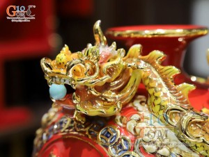 Bình hút tài lộc men màu đỏ đắp nổi Hoàng Long Nhả Ngọc vẽ vàng 24k, cao 28cm