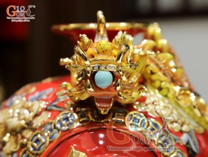 Bình hút tài lộc men màu đỏ đắp nổi Hoàng Long Nhả Ngọc vẽ vàng 24k, cao 28cm