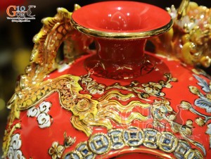 Bình hút tài lộc men màu đỏ đắp nổi Hoàng Long Nhả Ngọc vẽ vàng 24k, cao 28cm