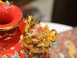 Bình hút tài lộc men màu đỏ đắp nổi Hoàng Long Nhả Ngọc vẽ vàng 24k, cao 28cm