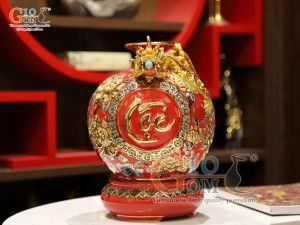 Bình hút tài lộc men màu đỏ đắp nổi Hoàng Long Nhả Ngọc vẽ vàng 24k, cao 28cm