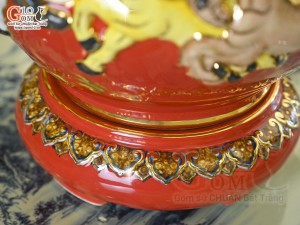 Bình hút tài lộc men màu đỏ đắp nổi Mã Đáo Thành Công kênh vẽ vàng 24k, cao 40cm