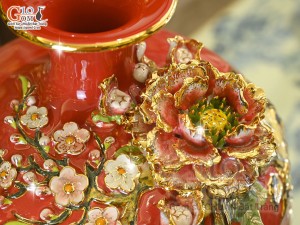 Bình hút tài lộc men màu đỏ đắp nổi Mã Đáo Thành Công kênh vẽ vàng 24k, cao 40cm