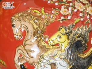 Bình hút tài lộc men màu đỏ đắp nổi Mã Đáo Thành Công kênh vẽ vàng 24k, cao 40cm