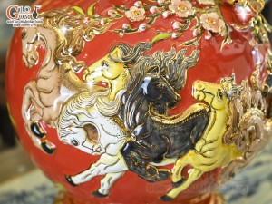 Bình hút tài lộc men màu đỏ đắp nổi Mã Đáo Thành Công kênh vẽ vàng 24k, cao 40cm