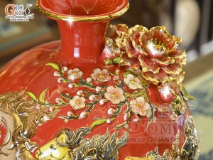 Bình hút tài lộc men màu đỏ đắp nổi Mã Đáo Thành Công kênh vẽ vàng 24k, cao 40cm