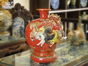 Bình hút tài lộc men màu đỏ đắp nổi Mã Đáo Thành Công kênh vẽ vàng 24k, cao 40cm