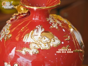 Bình hút tài lộc men màu đỏ, đắp nổi Thuận Buồm Xuôi Gió trắng vẽ vàng 24k, cao 28cm