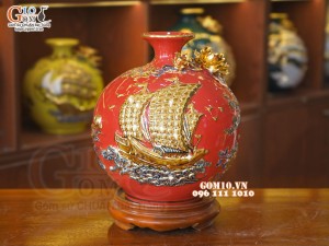 Bình hút tài lộc men màu đỏ, đắp nổi Thuận Buồm Xuôi Gió vẽ vàng 24k, cao 25cm