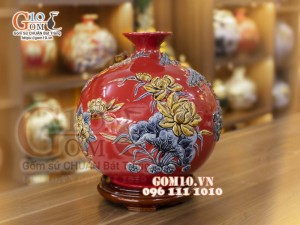 Bình hút tài lộc men màu, nền đỏ đắp nổi Công Đào Phú Quý, cao 38cm