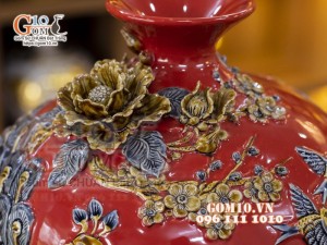 Bình hút tài lộc men màu, nền đỏ đắp nổi Công Đào Phú Quý, cao 38cm