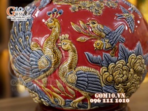 Bình hút tài lộc men màu, nền đỏ đắp nổi Công Đào Phú Quý, cao 38cm
