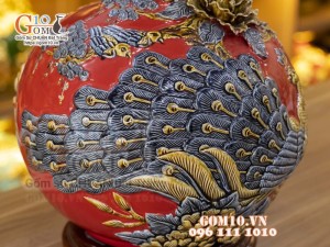 Bình hút tài lộc men màu, nền đỏ đắp nổi Công Đào Phú Quý, cao 38cm