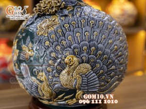 Bình hút tài lộc men màu, nền xanh đắp nổi Công Đào Phú Quý, cao 40cm