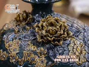 Bình hút tài lộc men màu, nền xanh đắp nổi Công Đào Phú Quý, cao 40cm