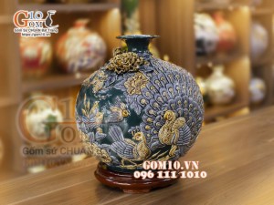 Bình hút tài lộc men màu, nền xanh đắp nổi Công Đào Phú Quý, cao 35cm