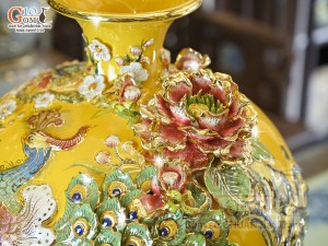 Bình hút tài lộc men màu vàng đắp nổi Công Danh Phú Quý kênh vẽ vàng 24k, cao 35cm