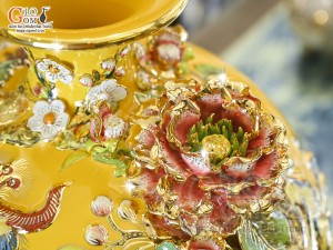 Bình hút tài lộc men màu vàng đắp nổi Công Danh Phú Quý kênh vẽ vàng 24k, cao 35cm