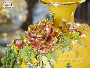 Bình hút tài lộc men màu vàng đắp nổi Công Danh Phú Quý kênh vẽ vàng 24k, cao 35cm