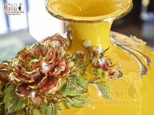 Bình hút tài lộc men màu vàng đắp nổi Công Danh Phú Quý kênh vẽ vàng 24k, cao 35cm