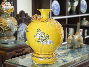Bình hút tài lộc men màu vàng đắp nổi Công Danh Phú Quý kênh vẽ vàng 24k, cao 35cm