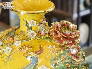 Bình hút tài lộc men màu vàng đắp nổi Công Danh Phú Quý kênh vẽ vàng 24k, cao 35cm