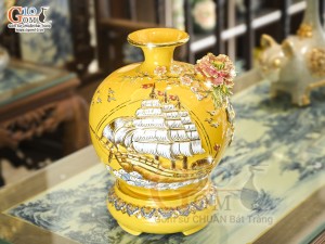 Bình hút tài lộc men màu vàng đắp nổi Thuận Buồm Xuôi Gió kênh vẽ vàng 24k, cao 30cm