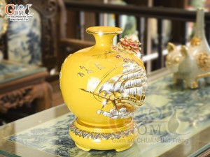 Bình hút tài lộc men màu vàng đắp nổi Thuận Buồm Xuôi Gió kênh vẽ vàng 24k, cao 30cm