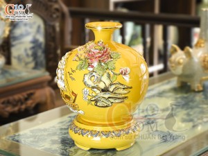 Bình hút tài lộc men màu vàng đắp nổi Thuận Buồm Xuôi Gió kênh vẽ vàng 24k, cao 30cm