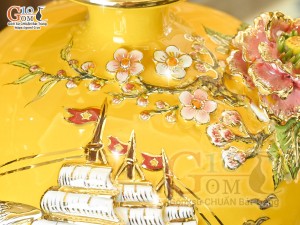 Bình hút tài lộc men màu vàng đắp nổi Thuận Buồm Xuôi Gió kênh vẽ vàng 24k, cao 30cm